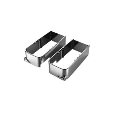 Vetro kappe og bund i krom med en rektangulær form og synlige klemmer på siderne, fremstillet af poleret metal.