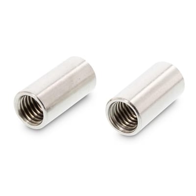 To runde gevindmuffer M8x25 i rustfrit stål (RFA2) placeret ved siden af hinanden på hvid baggrund.