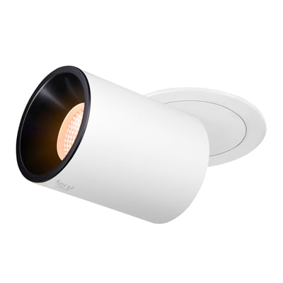 Detaljebillede af SLV NUMINOS PROJECTOR L projektør i hvid, med synligt SLV logo og fokuseret lysudstråling.