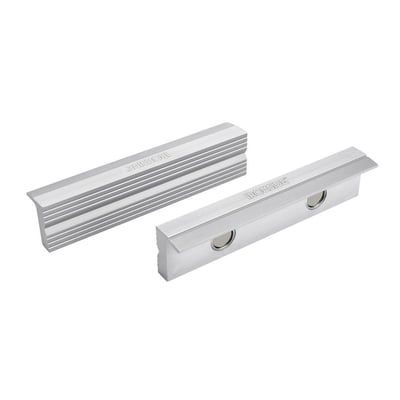 Ironside beskyttelsesbakker i aluminium til skruestik, vist på rillesiden og bagsiden med indlejrede magneter.