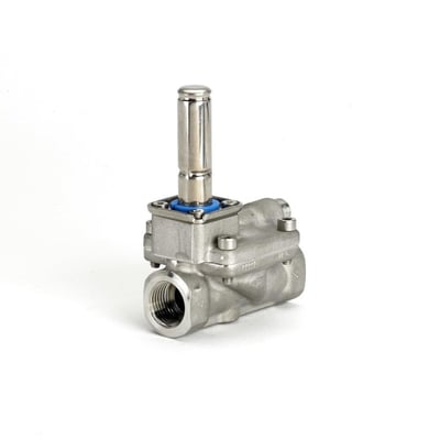 Vinklet billede af Danfoss EV220BW magnetventil fremstillet i rustfrit stål, med synlig G3/4 gevindtilslutning og blå pakning.
