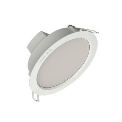 Hvid, rund Ledvance DN 115 downlight set skråt forfra med 8 W effekt og 920 lm lysstrøm.