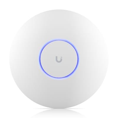 Detaljeret billede af Ubiquiti U7 Pro WiFi 7 AP forfra, med fokus på den oplyste Ubiquiti-logo og blå ring.