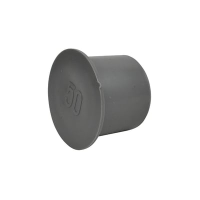 Grå prop med Ø32 mm, markeret med '50', klar til afløbsinstallation.