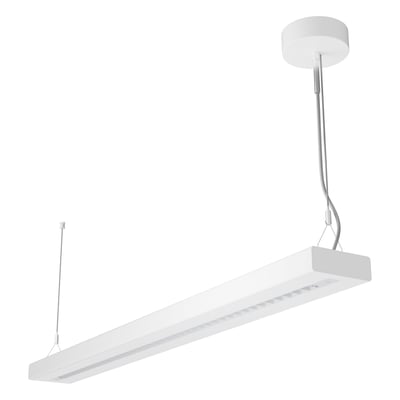 Hvidt LEDVANCE IndiviLED LED-armatur hænger i wirer, set skråt nedefra med lysåbningen synlig.