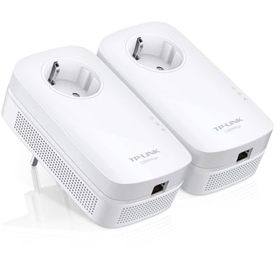 To hvide TP-Link TL-PA8010P KIT powerline-adaptere med gennemgangsstik og RJ45-porte set skråt forfra.