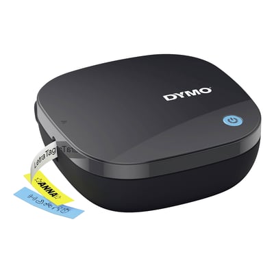Dymo LetraTag 200B Bluetooth labelprinter i sort med en blå tænd/sluk-knap, der udskriver gule og blå labels.