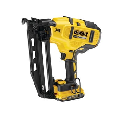 DeWalt DCN660D2 18 V 16Ga dykkerpistol i gul og sort, set skråt fra siden med magasin og batteri monteret.