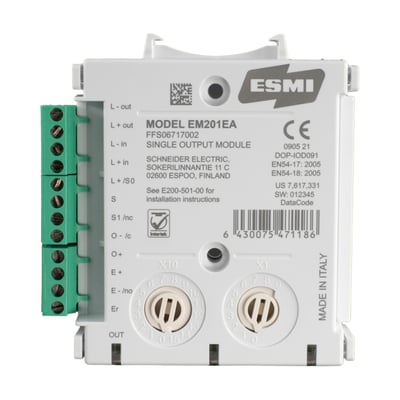 Schneider Electric EM201EA kontrolmodul med én udgang og isolator, hvidt hus med grønne terminaler og mærkat med produktinformation og CE-godkendelse.