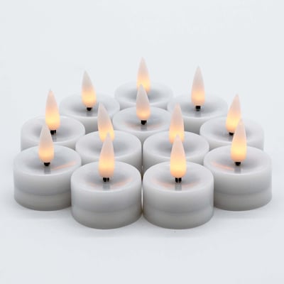 Gruppe af 12 LEDlife LED fyrfadslys med hvid bund og realistisk flammeeffekt, vist på en neutral hvid baggrund.