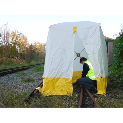 Arbejdstelt på 2,1 x 2,1 x 2,0 meter, hvidt med gul bræmme, opsat ved jernbanespor med en person i refleksvest indenfor.