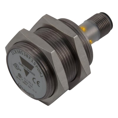 Carlo Gavazzi induktiv M30-sensor med 10 mm rækkevidde og forniklet hus, set skråt forfra.