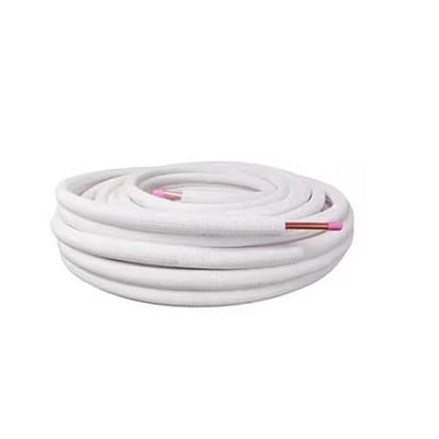 Isoleret kobberrør på 7/8" i en 20 meter lang rulle med hvid isolering og en kobberende med pink beskyttelseshætte.