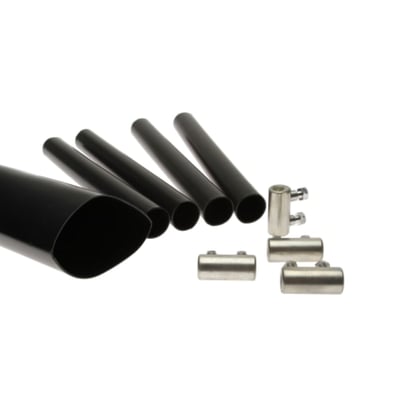 Krympemuffesæt GDSJ 1kV til 4x120-240mm², med sorte krympemuffer og metalkoblinger. Monteres på hvid baggrund.