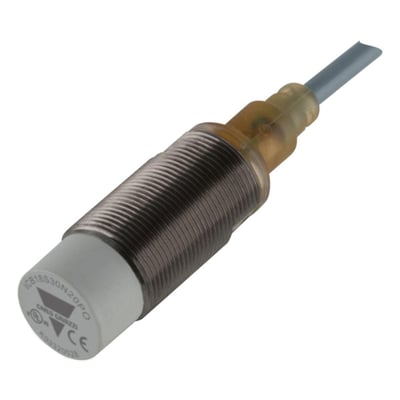 Carlo Gavazzi induktivaftaster M18 med gevindhus og kabel, vist skråt forfra; kort model med 20 mm detekteringsafstand.