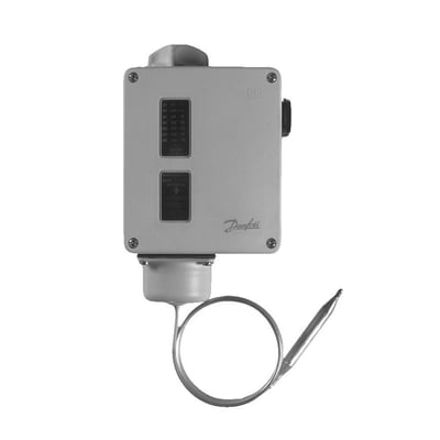 Danfoss RT107 termostat i gråtoner med synlige skalaer og mærker for temperaturindstilling på det hvide kabinet.