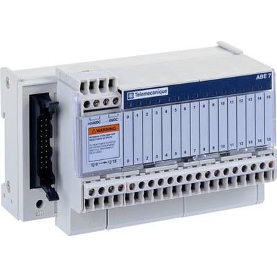 Schneider Electric TSX interface ABE 7 med 16 indgange og 2 udgange, vist med skrue terminaler og en sort fladkabel forbindelse.