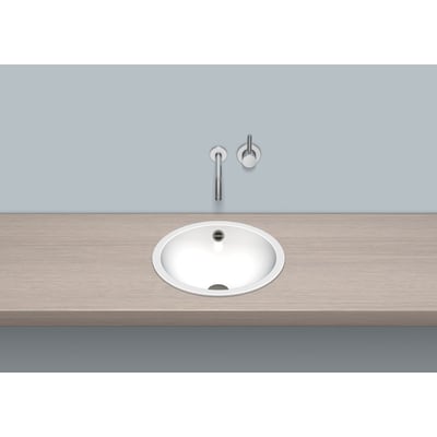 Detalje af Alape EB.K400 håndvaskens indre med overløb, installeret i en træbordplade med et minimalistisk armatur.