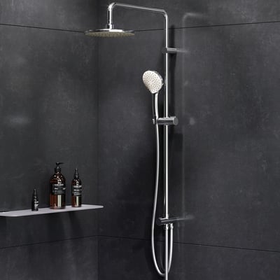 AM.PM Gem ShowerSpot i krom og messing med rund hoved- og håndbruser samt 1750 mm bruseslange, monteret på mørk klinkevæg.