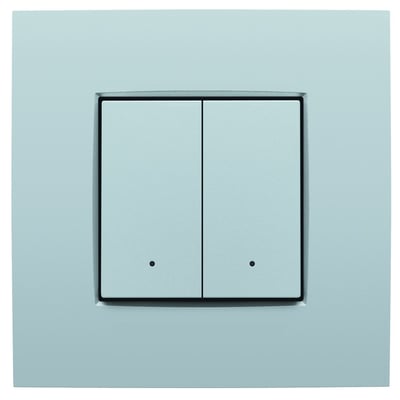 Niko 2-tryk med integreret komfortsensor i sølvfinish, vist på en lys væg uden ramme.