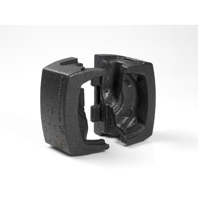 Grundfos isoleringssæt UPS65-60/4 i sort skummateriale, vist adskilt på hvid baggrund.