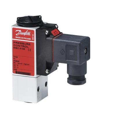 Danfoss MBC 5100 pressostat i drift med et rødt mærkat med tekniske specifikationer og et CE-mærke.