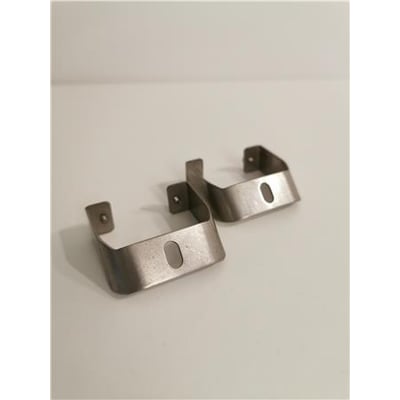 To SG Armaturen Area 66 beslag i rustfrit stål på en lys, neutral baggrund.