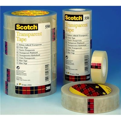 Tre ruller klar kontortape fra Scotch 550, hvoraf den ene er åben og viser det ternede mønster indeni.