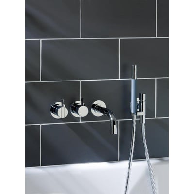 Vola 2411C-071 kararmatur med et-grebsbetjening, fast tud, omskifter og håndbruser i forkromet finish.