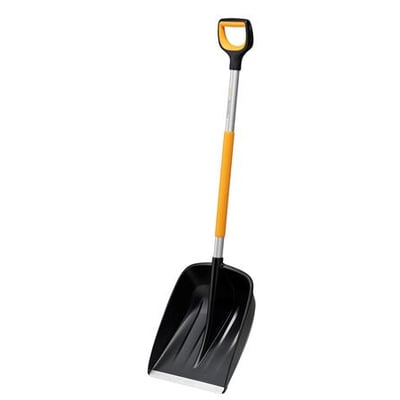 Fiskars X-serie sneskovl i sort plast med 132 cm aluminiumsskaft og gult, skridsikkert greb.