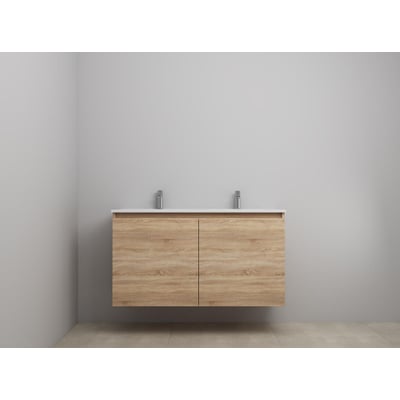 Sanibell Online møbelsæt i bardolino eg med to låger og to krom vandhaner, monteret på en grå væg.