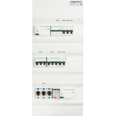 Hvid el-tavle med mærket "PROS AUTOMATIC" og CE-mærke, indeholdende Schneider Acti9 sikringer og Solar plus transientbeskyttelse.