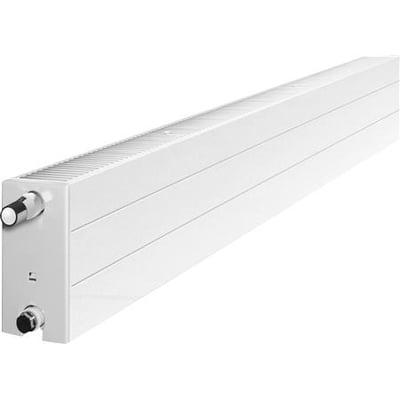 Hvid Purmo KON34 lavkonvektor med lang, lav radiatorform og to tilslutninger synlige i enden.
