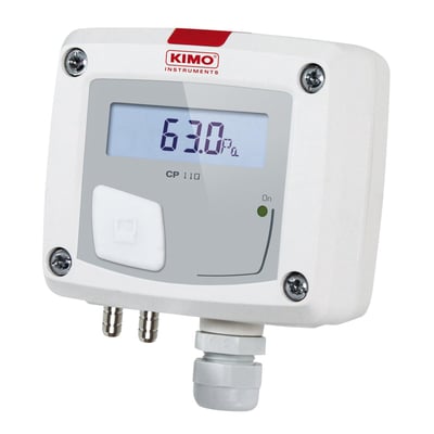 Kimo CP111-AO differenstryktransmitter med belyst digitalt display, der viser 63.0 Pa, i et robust hvidt ABS hus med IP65-indkapsling.