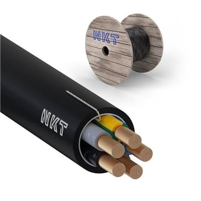 Nærbillede af NKT Kabel RXQ Xtra 5G10, der viser de fem individuelle kobberledere inde i kablet samt den ydre sorte isolering med NKT-logo.