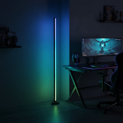 Moderne RGBIC+WW hjørnelampe på 146 cm oplyser et gamer-rum med forskellige farver som blå og grøn.