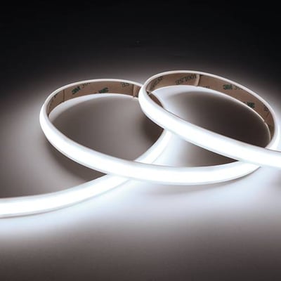 Ansell Lighting C-Cell Cob Pro LED bånd, 30 meter, bøjet, viser den brede lysende overflade og 3M tape på bagsiden.