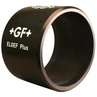 Georg Fischer ELGEF Plus EL-muffe set fra en vinkel, der fremhæver dens 710 mm diameter og PE100 materiale.