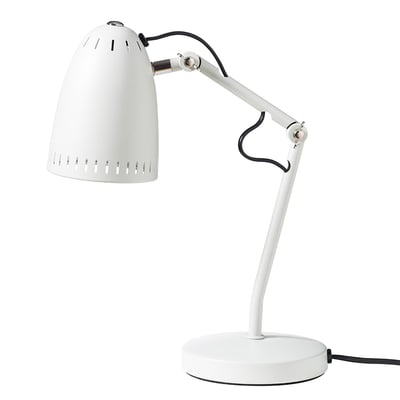 Den mat hvide Superliving Dynamo 345 bordlampe med fleksible arme og udstansede huller, isoleret på en hvid baggrund.