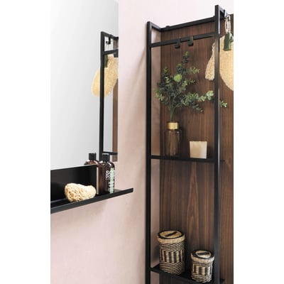 Sanibell Proline stålramme i mat sort med hylder, prydet med grønt, kurve og lys, ved siden af et spejl. Badeværelsesindretning med tilbehør.