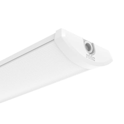 Hvidt Cornell Lite LED-armatur fra NVC Lighting set skråt med den lange lysflade og NVC-logo på endestykket.