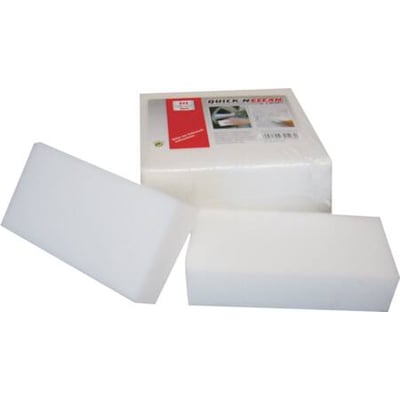 Pakke med 4 stk. Quick'n Clean rengøringssvampe i hvidt materiale, hvoraf to svampe ligger frit fremme.