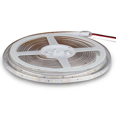 V-TAC LED-strip på 5 meter med varm hvidt lys, klar beskyttelseskappe og LED'er rullet op på en hvid spole.
