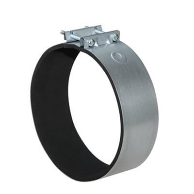 Lindab montagebøjle MK 250 mm vist fra en vinkel, demonstrerer dens robuste galvaniserede stålkonstruktion og tætningsfunktion.