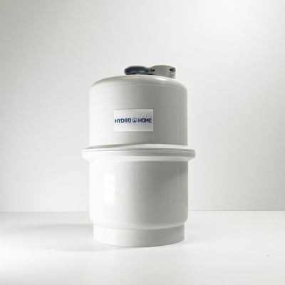 Hydropure drikkevandsfilter med aktivt kul i hvid plast med blå "HYDRO HOME" logo på en hvid baggrund.