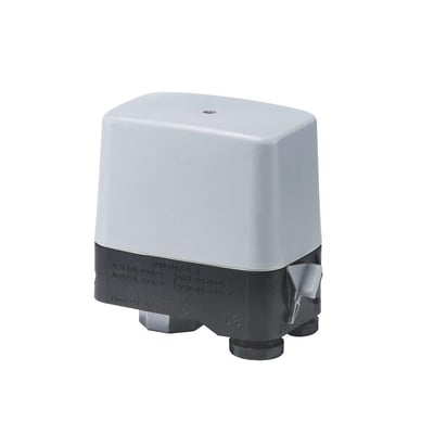 Danfoss CS trykafbryder vist fra siden med synlig G1/4 gevindtilslutning og mærkat med tekniske specifikationer.