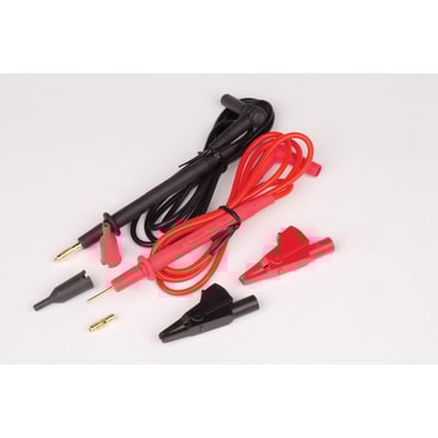Komplet sæt af røde og sorte prøveledninger med krokodillenæb, 2/4mm spidser og vinkelbananstik på hvid baggrund.