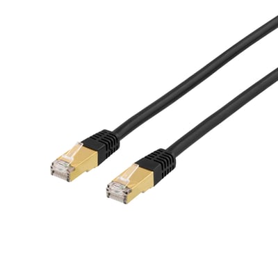 Sort Deltaco S/FTP Cat7 patchkabel på 1,5 meter med gyldne RJ45-stik og hvid baggrund.