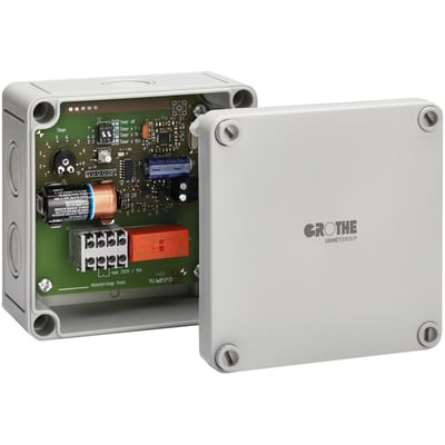 Grothe Mistral relæboks, 868 MHz, grå med åbent låg der viser indre elektronik og batteri.