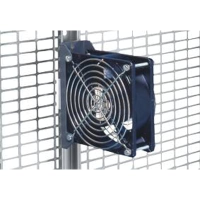 Schneider Electric motor ventilator til 35M³/T og 230VAC, vist monteret på et gitter med metallisk baggrund.